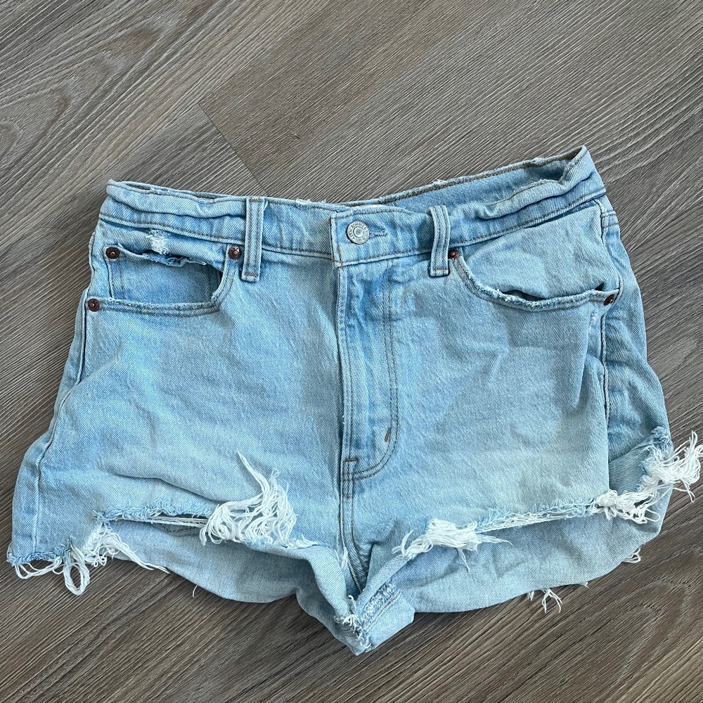 Abercrombie & Fitch The Mom Short High Rise Lightwash Denim size 27, 4” inseam